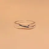 Anillo de plata 925 con diseño entrelazado.