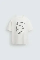 Camiseta blanca de corte relaxed fit, cuello redondo y manga corta. Presenta un bordado abstracto en color negro en el frente.