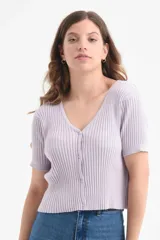 Top tejido de punto color lila, con escote en V y cierre frontal con botones.
