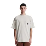 Remera blanca de algodón con bolsillo en el pecho y logo bordado. Corte clásico y mangas cortas.