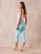 Pantalón capri blanco de algodón, marca Ruby Rd. Delantera con bolsillos simulados, trasera con bolsillos aplicados. Pretina ancha elastizada, corte recto Terminación de ruedo con aplique entrelazado.