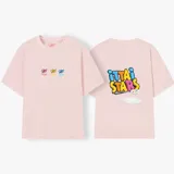 Camiseta celeste de manga corta con cuello redondo y estampado frontal de tres recipientes con cereales. En la parte trasera tiene un estampado grande con el texto "iUTTAi STARS" y un plato con cereales.