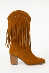 Botas texanas de gamuza color marrón con flecos y detalles metálicos.