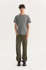 Pantalón de jean color verde oliva, corte recto y tiro medio. Confeccionado en tejido twill sin elasticidad. Modelo 505 Regular Fit.