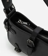 Bolso baguette pequeño de cuero sintético negro con solapas y hebillas decorativas. Cierre con cremallera y forro de poliéster.
