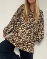 Canguro de animal print con capucha y bolsillo tipo canguro.