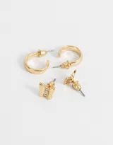 Set de dos pares de aros dorados: un par de aros tipo arito con forma de mariposa y un par de aros tipo argolla.