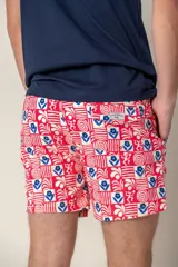 Short de baño azul con estampado de flores blancas, cintura elástica y cordón ajustable.