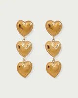 Par de caravanas colgantes doradas con forma de corazón, hechas de acero quirúrgico hipoalergénico con baño de oro de 18k.