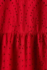 Vestido midi rojo con breteles finos, escote en V y broderie calada. Tiene corte holgado, pinzas en el busto, elástico en la espalda, fruncido escalonado y bajo festoneado. Está forrado.
