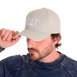 Gorro de gabardina azul con logo CAT bordado en negro en el frente.