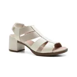 Sandalias de cuero color beige con tiras elásticas y taco cuadrado.