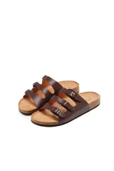 Sandalias bajas de cuero sintético color marrón, con plantilla de corcho y tres tiras con hebillas ajustables.