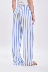 Pantalón de pijama celeste y blanco a rayas verticales, de corte recto y tiro alto.