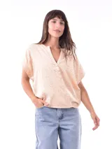 Blusa color negro con escote en V y mangas cortas.