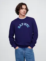 Remera azul marino de algodón con cuello redondo y logo GAP NYC estampado en celeste.