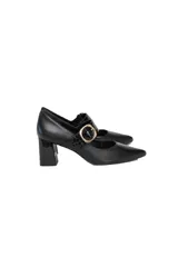 Zapato stiletto negro de cuero charol con tira sobre el empeine con textura grabada y hebilla dorada. Tacón bloque de 6,5 cm.