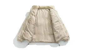 Campera puffer color nude (beige claro) con diseño acolchado. La parte superior de los hombros y el cuello son de pana acanalada. Presenta un bordado en la espalda con la palabra "Chingona" en tipografía gótica blanca. Posee tiras regulables en la cintura.