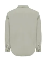 Camisa celeste de manga larga con cuello camisero, abotonadura parcial y logo bordado en el pecho.