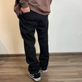 Pantalón de gabardina color beige, de corte recto y tiro medio.