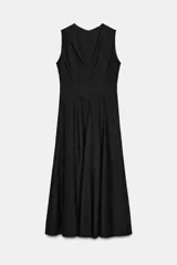 Vestido midi negro sin mangas, confeccionado en hilatura de lino. Presenta cuello redondo y falda evasé. Cierre trasero con cremallera oculta.