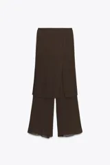 Pantalón marrón de tiro alto con cintura elástica y detalle de pareo superpuesto.