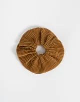 Maxi scrunchie de pelo color marrón chocolate, confeccionado en textil de corderoy.