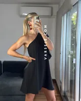 Vestido corto color verde lima, con escote asimétrico a un hombro, volado en el hombro y elástico en el borde superior.
