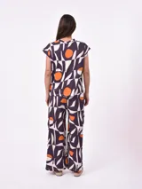 Remera negra con estampado abstracto en blanco.