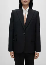 Blazer negro de corte recto con cuello de pico con solapa, tres bolsillos de solapa en la parte frontal y manga larga con puños abotonados.
