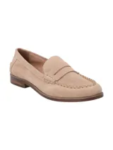 Mocasín de cuero color beige con detalle de antifaz y costuras en la puntera.