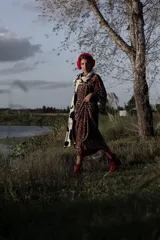 Vestido largo de animal print en tonos marrones, con un diseño suelto y cómodo.
