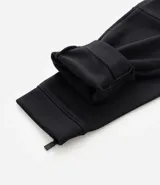 Pantalón deportivo negro de corte slim, con cintura elástica y bolsillos laterales.