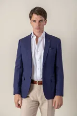Saco azul con diseño de espiga, confeccionado en lino con medio forro y corte slim fit.