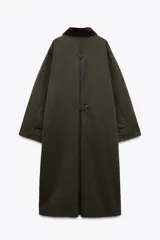 Trench color verde oscuro con cuello solapa combinado en pana marrón y manga larga. Detalle de acabados con trabillas y pinza en espalda. Bolsillos delanteros con solapa y botón a presión. Tejido encerado efecto lavado. Cierre frontal con botones a presión.