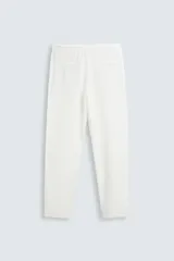 Pantalón verde oscuro de algodón con textura, corte recto, cintura elástica ajustable con cordón, bolsillos laterales y traseros de vivo.