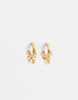 Aros argollas doradas con dijes colgantes de cubic zirconia y medallas pequeñas.