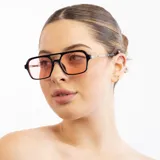 Lentes de sol con marco negro, patillas plateadas y lentes celestes.