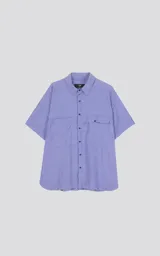 Camisa de manga corta color lavanda con doble bolsillo y ojal delantero con solapa en uno de ellos. Tiene calce oversize y está realizada en tejido plano suave al tacto.