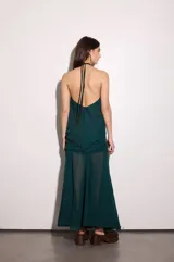 Top de gasa color verde esmeralda con tirantes finos cruzados en la espalda y corte fluido en el pecho.