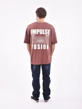 Remera negra de corte oversize y mangas cortas.