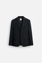 Blazer negro de lana con corte regular fit, cuello con solapas de muesca, manga larga con puños abotonados, bolsillos de vivo en pecho y de solapa en cadera, bolsillo interior, aberturas en espalda y cierre frontal con botones.