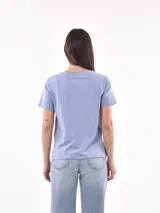 Remera lila con estampado frontal con la frase "Gracias por nada".