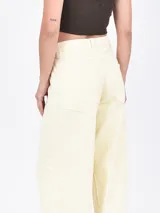 Pantalón de jean color crema, de corte recto y tiro alto.