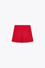 Minifalda roja de punto liso, tiro alto y corte evasé.