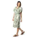 Kimono blanco con estampado de hojas de palmera verdes, escote en V y mangas cortas.