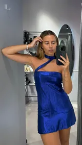 Minivestido azul eléctrico de lurex con escote halter y choker integrado.