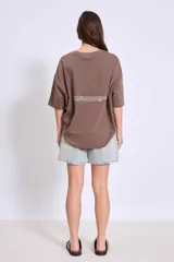 Remera blanca de algodón con cuello redondo y mangas cortas.