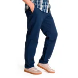 Pantalón de hombre color azul marino, de corte chino, tapered y straight.