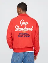 Buzo rojo de algodón con cuello tipo polo, medio cierre con cremallera y logo de Gap bordado en blanco en el pecho.